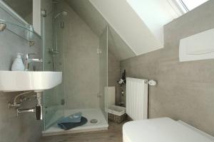 Koupelna v ubytování Lüerßen direkt am Steinhuder Meer + 35 fotografií