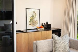 uma sala de estar com um sofá e uma mesa em Paarl Hideaway em Paarl