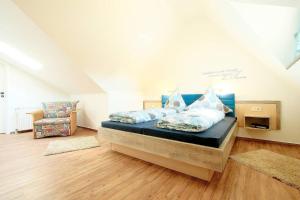 Zimmer mit einem Bett mit Kissen und einem Stuhl in der Unterkunft Lüerßen direkt am Steinhuder Meer in Steinhude