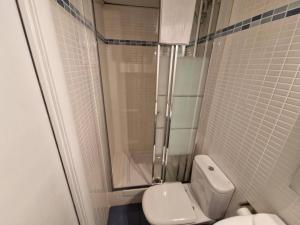 a small bathroom with a toilet and a shower at El Atico de Sabadell muy Cerca del Centro in Sabadell