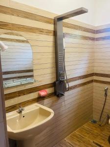 uma casa de banho com um lavatório e um chuveiro em Akeinya villa em Galle