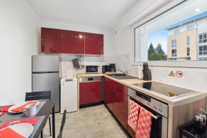 cocina con armarios rojos y ventana grande en 1 Zi. Wohnung, 34m², Parken, Messe DUS, en Duisburg