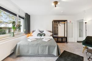 a bedroom with a bed and a large window at 1 Zi. Wohnung, 34m², Parken, Messe DUS in Duisburg