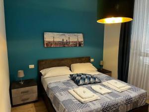 ein Schlafzimmer mit einem Bett mit zwei Handtüchern darauf in der Unterkunft Bayres Blue in Mailand