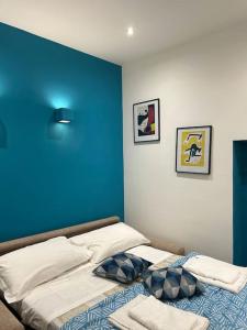1 Schlafzimmer mit blauer Wand und 2 Betten in der Unterkunft Bayres Blue in Mailand