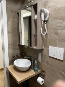 ein Badezimmer mit einem Waschbecken und einem Spiegel in der Unterkunft Bayres Blue in Mailand