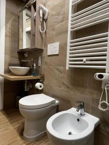 ein Badezimmer mit einem weißen WC und einem Waschbecken in der Unterkunft Bayres Blue in Mailand