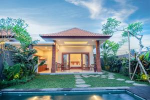 una casa con una piscina di fronte di Palasari Villa a Tegalalang
