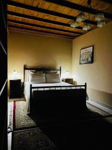 - une chambre avec un grand lit et des oreillers blancs dans l'établissement The Knight and the Pomegranate - Luxury Medieval Villa, à Rhodes