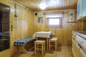 una piccola cucina con tavolo e due sgabelli di Mountain Lodge Jelje - Happy Rentals a Zgornje Gorje