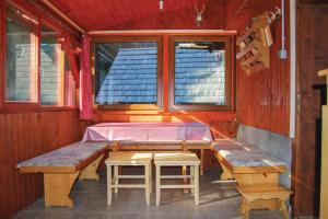una camera con due panche, un tavolo e una finestra di Mountain Lodge Jelje - Happy Rentals a Zgornje Gorje