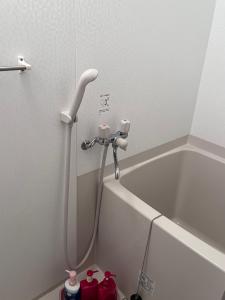 um chuveiro no canto de uma casa de banho em ホテルハヌル em Osaka