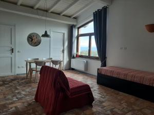 um quarto com uma mesa, uma cama e uma janela em Agriturismo la Romanella em Viterbo