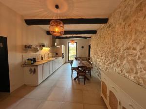 eine Küche und ein Esszimmer mit einem Tisch in der Unterkunft Magnifique maison Le Barroux in Le Barroux