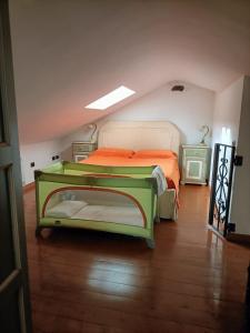 a bedroom with a bed with orange and green at Un passo dal mare e dalla città. in Cagliari