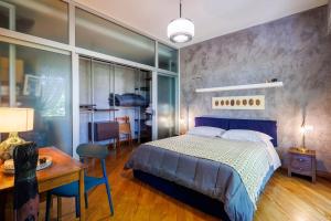 een slaapkamer met een bed, een tafel en een bureau bij appartamento a Testaccio in Rome