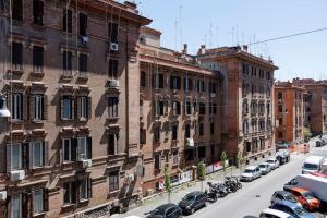 een straat in de stad met auto's naast gebouwen bij appartamento a Testaccio in Rome