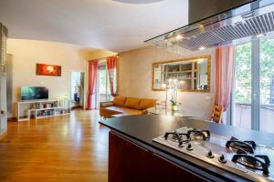 een keuken en een woonkamer met een kookplaat bij appartamento a Testaccio in Rome