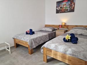 drie bedden in een kamer met twee slaapplaatsen bij Riumar "Del Perro", 300m to beach, private pool, On-Site-Service, dog beach in Riumar +23 foto's