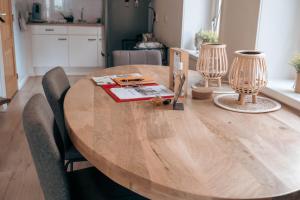 uma mesa de madeira numa cozinha com dois candeeiros em 'T Heilige Pad em Egmond aan Zee