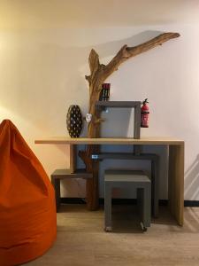 un tavolo con una panca e un albero sul muro di Vittorio 21 a Torino