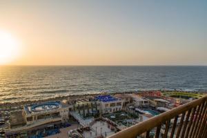 een balkon met uitzicht op de oceaan bij شقة فندقية ساحرة مع اطلالة بانوراميه على البحر in Alexandrië