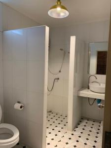 Un baño blanco con inodoro y lavabo. en Sleepy Lagoon, en Mu Si 75 fotos más