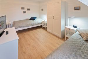 Habitación pequeña con cama y escritorio. en Seezeichen, en Dornumergrode