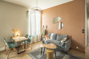 a living room with a couch and a table at ZOLA HOME - Votre Élégante Echappée au Cœur de Troyes in Troyes