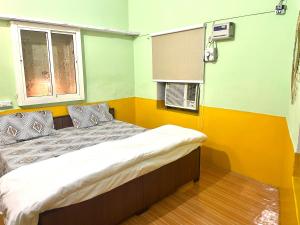 Cette petite chambre comprend un lit et une fenêtre. dans l'établissement Airbnb x Divine Stay, à Mathura