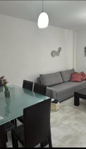 sala de estar con mesa y sofá en Apartamento La Timba en Alcocéber
