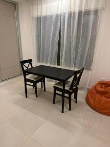 Een zitgedeelte bij a luxurious cozy furnished apartment for rent in um uthaina