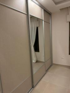 Een badkamer bij a luxurious cozy furnished apartment for rent in um uthaina