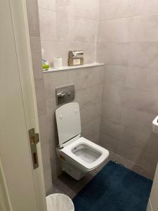Salle de bains dans l'établissement a luxurious cozy furnished apartment for rent in um uthaina