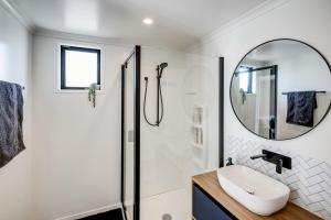 a bathroom with a sink and a mirror at Modern Studio near Clive River in Clive