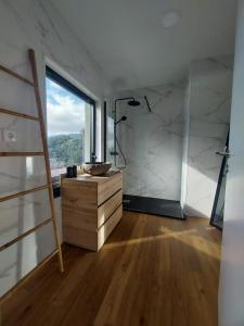 een badkamer met een wastafel en een ladder in een kamer bij Quinta Vale do Cabo in Riba Douro