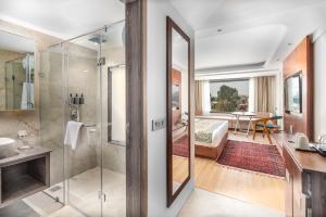 un bagno con doccia e una camera da letto di Hotel 11 Boulevard a Srinagar