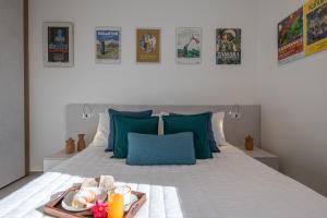 een slaapkamer met een bed met een dienblad met eten erop bij Orizzonte 11 in Gabicce Mare
