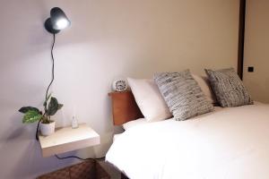 1 dormitorio con 1 cama con lámpara. en Daiichi Mitsumi Corporation - Vacation STAY 15351, en Musashino