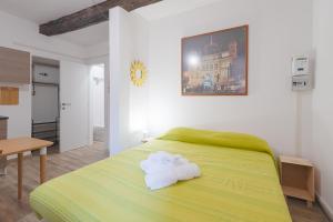 ジェノヴァにあるAppartamento Maddalena Basso - Affitti Brevi Italiaのベッドルーム1室(緑色のベッド1台、タオル付)