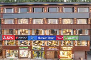 un edificio con un negozio di alimentari di fronte di Hotel 11 Boulevard a Srinagar