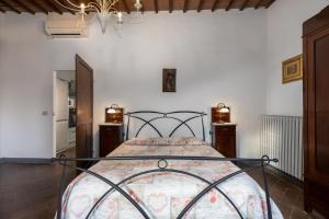 Schlafzimmer mit einem Bett und einem Kronleuchter in der Unterkunft Casa Al Cantone in Certaldo