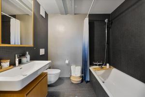 Et badeværelse på BoutiquePenthouse / FreeParking / KingSuite / PrivateRooftopTerrace