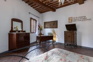 ein Wohnzimmer mit einer Kommode und einem Spiegel in der Unterkunft Casa Al Cantone in Certaldo