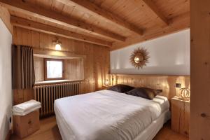 La ferme des ours في سان جيرفيه ليه بان: غرفة نوم بسرير كبير في غرفة خشبية