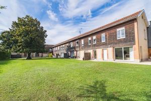 un patio vacío frente a un edificio de ladrillo en Logis du Lys en Boult-sur-Suippe