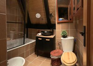 Un baño con inodoro, lavabo y bañera. en PENTHOUSE IN THE CLOUDS & PARKING, en Sierra Nevada 23 fotos más