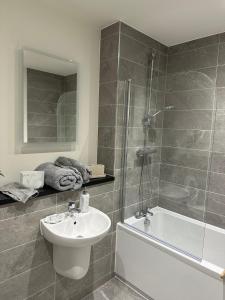 y baño con lavabo, aseo y ducha. en Pass the Keys Elegant 2 Bed Liverpool Flat inc Balcony Sleeps 4, en Liverpool