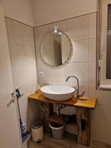 ein Bad mit einem Waschbecken und einem Spiegel in der Unterkunft Appartment Del Pueblo/Netflix/Zentral/Ideal für 4! in Weiden
