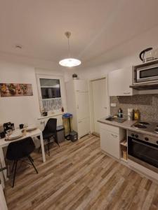 a kitchen with a table and a counter top at Appartment Del Pueblo/Netflix/Zentral/Ideal für 4! in Weiden